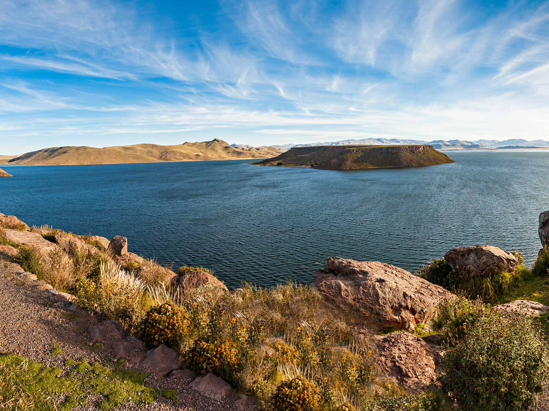 Tour a las Islas de Los Uros y Taquile en lancha rápida 2 Dias